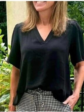 Cabi Black V-Neck Short Sleeve Top - Classic Everyday Tee